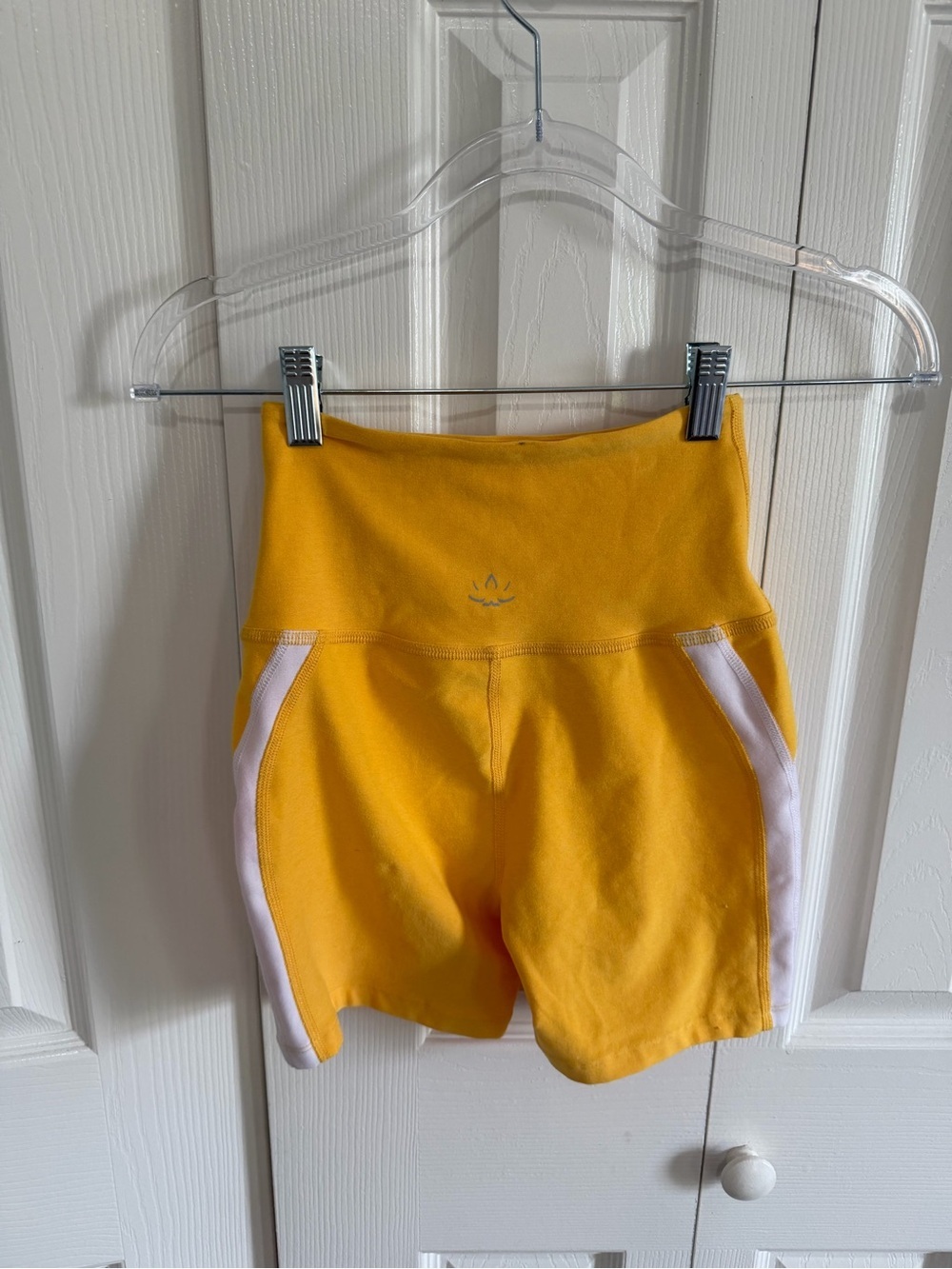 Beyond Yoga Spacedye Top Line Biker Short Yellow/White Extra Small - Picture 3 of 4